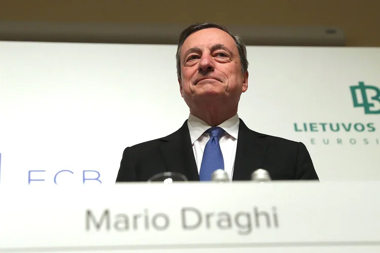 Mario Draghi, ex-presidente do BCE e premiê da Itália: críticas aos atrasos nas entregas da AstraZeneca à Europa (Krisztian Bocsi/Bloomberg)