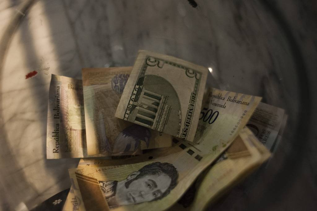 Nem dólares salvam venezuelanos da fúria inflacionária