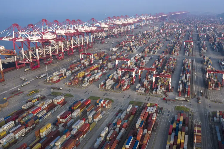 Porto em Shanghai: após Trump intensificar a disputa comercial na semana passada, o gigante asiático decidiu suspender as compras de produtos agrícolas dos EUA (Qilai Shen/Bloomberg)