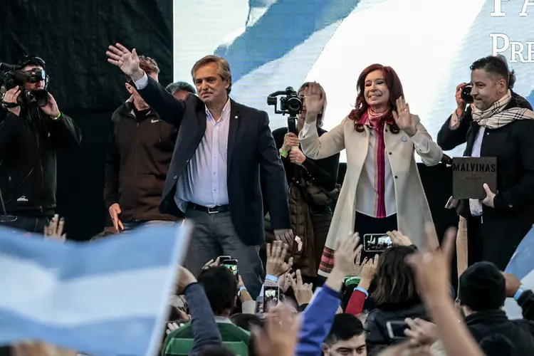 Alberto Fernández e Cristina Kirchner: dupla impôs uma dura derrota ao atual mandatário, Mauricio Macri, e está próxima de se eleger em 1º turno (Sarah Pabst/Bloomberg)