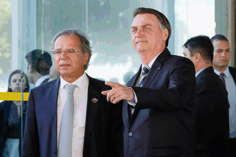 Jair Bolsonaro, com ministro da Economia, Paulo Guedes: "Não é maldade da minha parte. Não tem dinheiro, só isso" (Isac Nóbrega / Presidência da República/Getty Images)