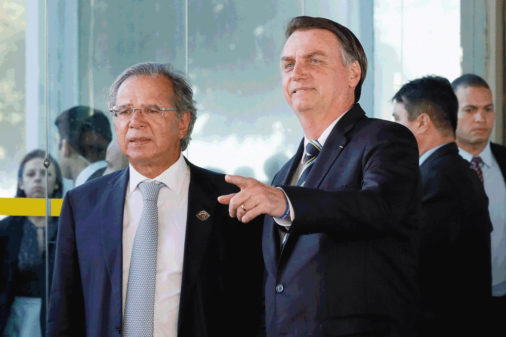 Jair Bolsonaro, com ministro da Economia, Paulo Guedes: "Não é maldade da minha parte. Não tem dinheiro, só isso" (Isac Nóbrega / Presidência da República/Getty Images)