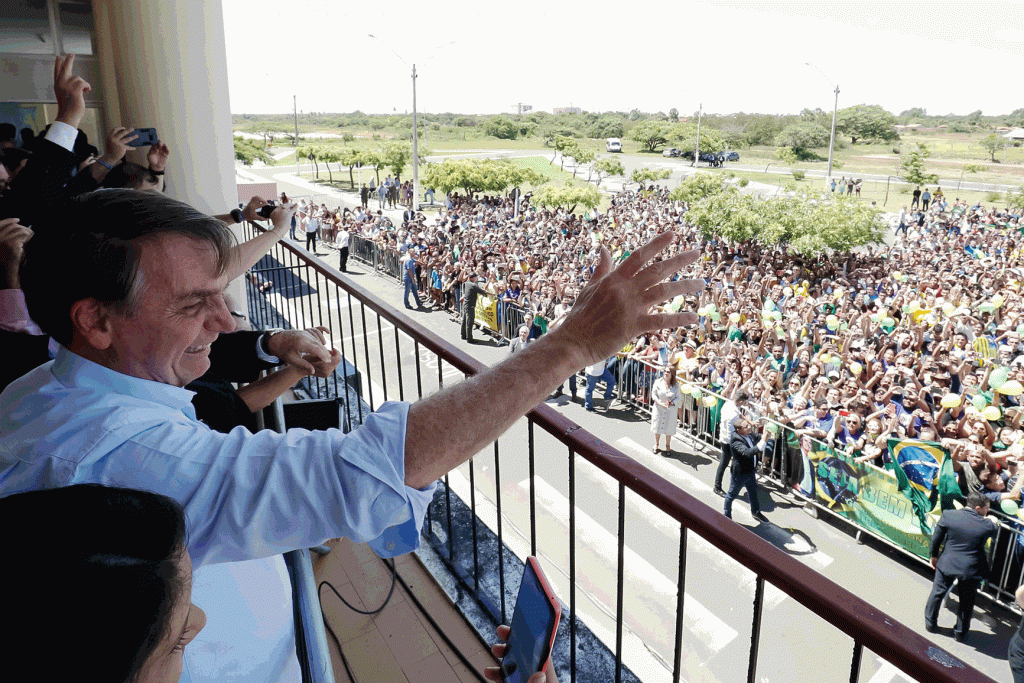 "Vamos acabar com o cocô" que são corruptos e comunistas, diz Bolsonaro
