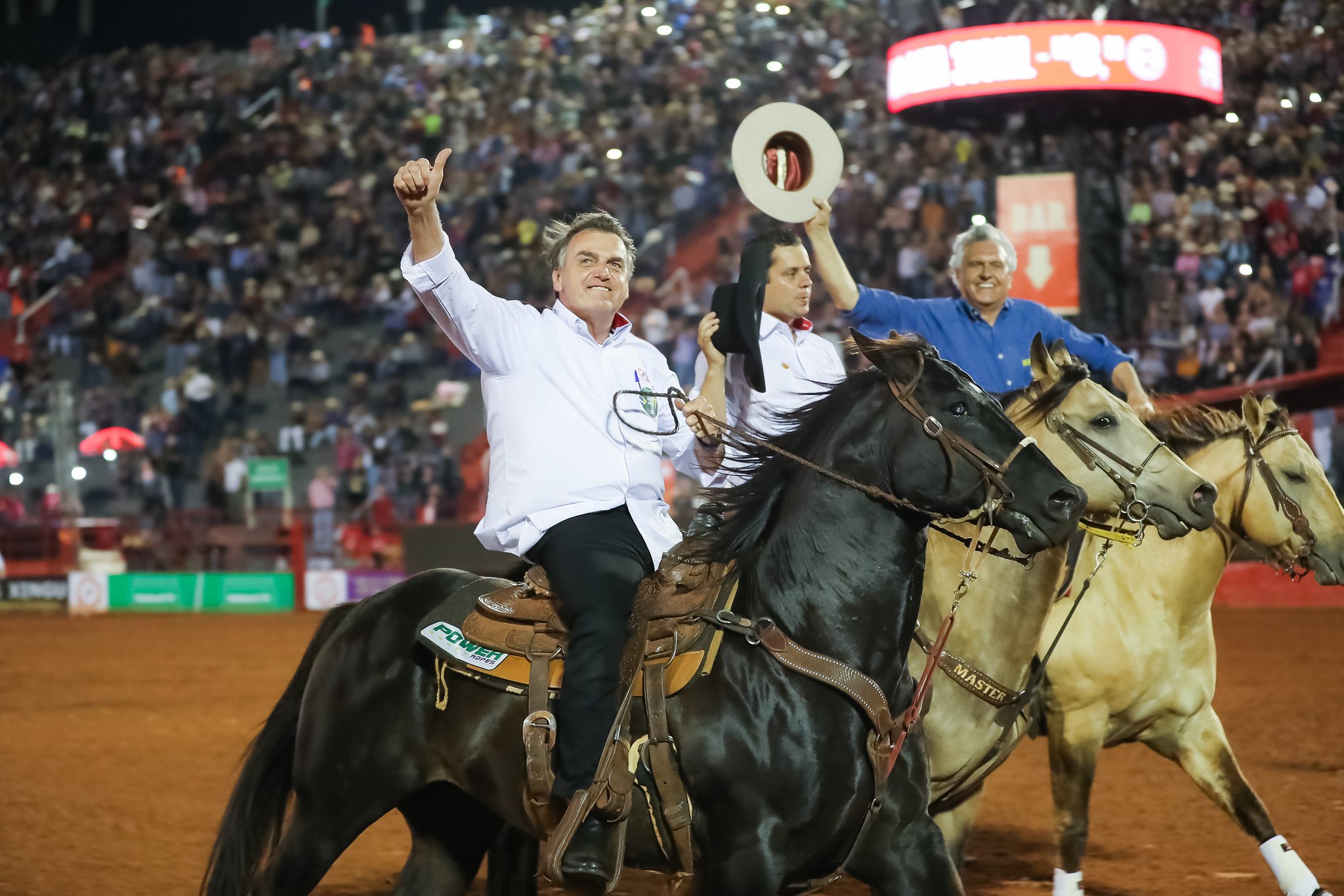 Bolsonaro assina decreto sobre protocolos de bem-estar animal em rodeios