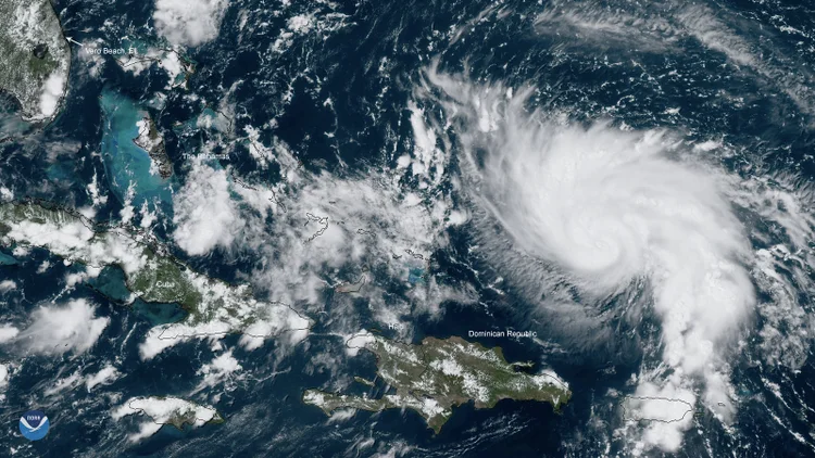 Furacão Dorian estava com ventos máximos sustentados de 240 km/h (NOAA Satellites/Creative Commons)