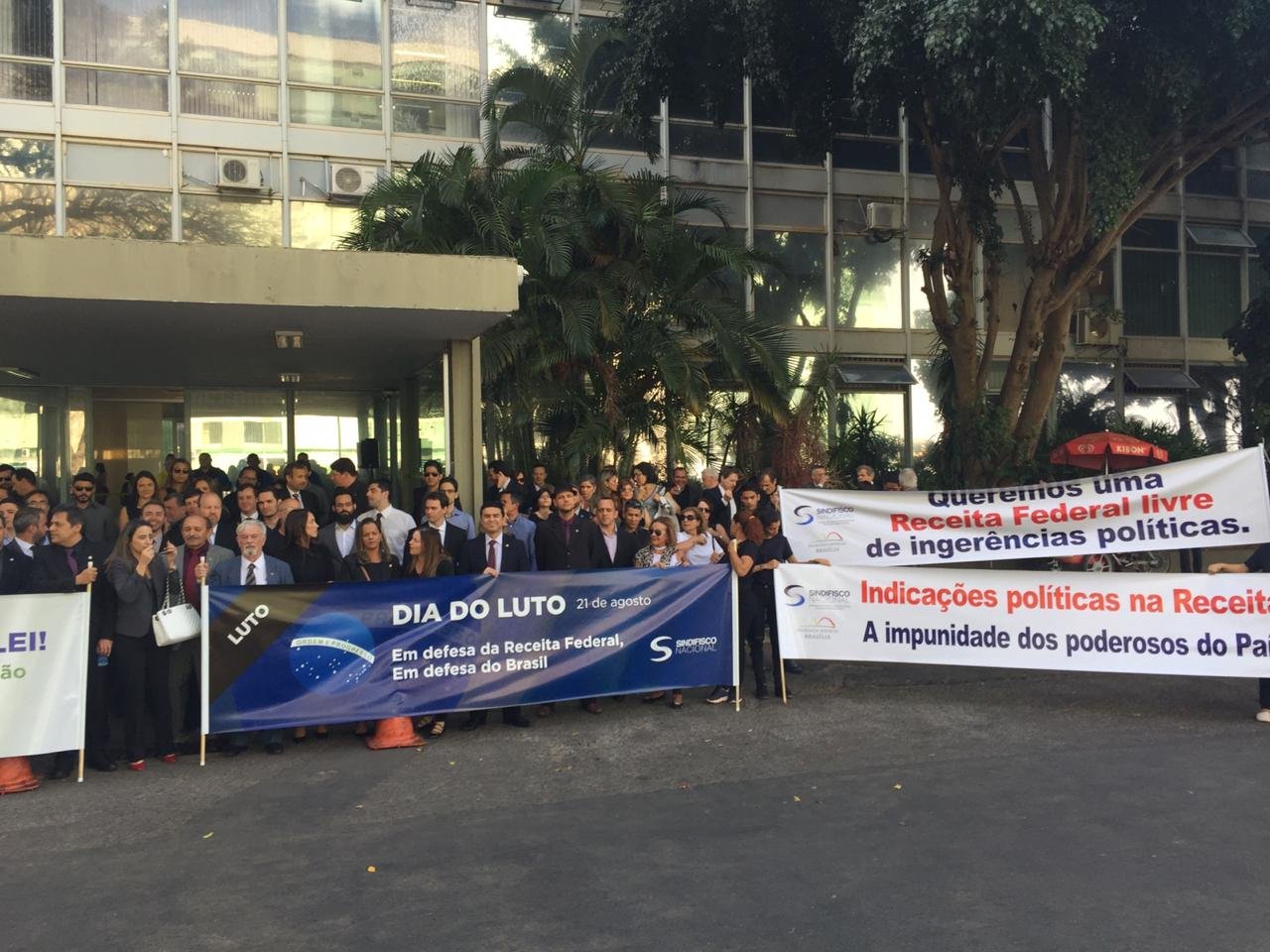 Servidores da Receita fazem protesto contra interferências no órgão