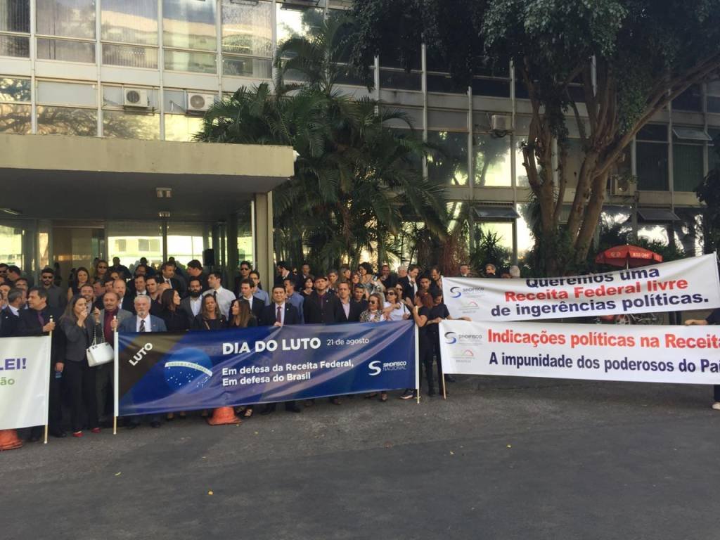 Servidores da Receita fazem protesto contra interferências no órgão