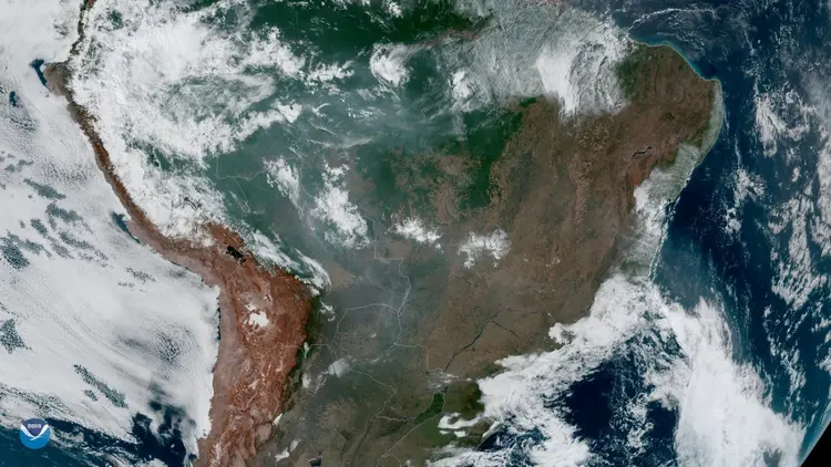 Nasa: satélites da agência espacial norte-americana captam a fumaça dos incêndios florestais do espaço (NASA/NOAA/Handout/Reuters)