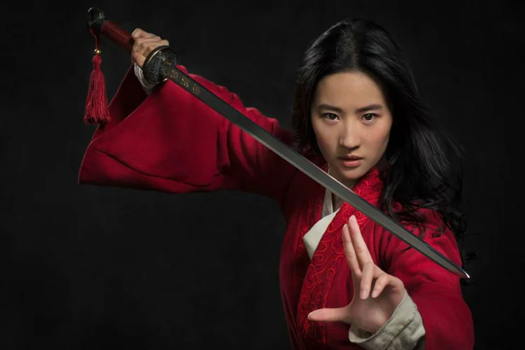 Atriz que interpreta a personagem Mulan, no filme da Disney (Facebook/Divulgação)