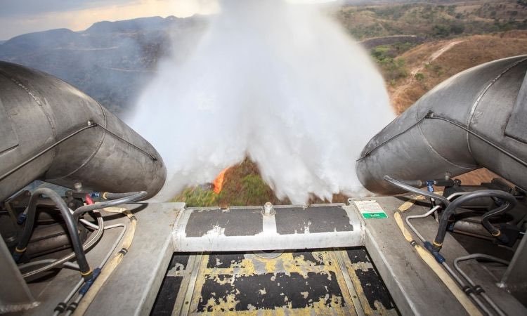 Aviões militares iniciam operação na Amazônia e despejam água em floresta