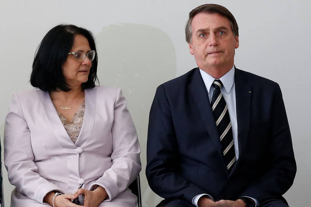 Por que Bolsonaro insiste na candidatura de Damares ao Senado