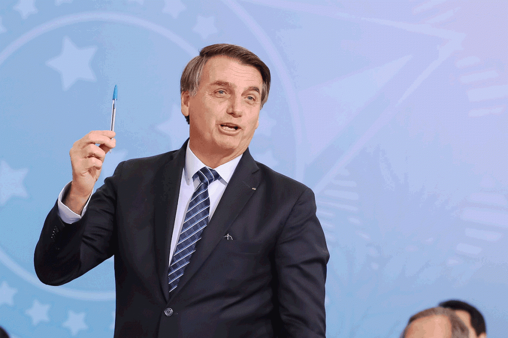 Jair Bolsonaro: desde a campanha eleitoral, Bolsonaro tenta se mostrar como um brasileiro de hábitos simples, utilizando canetas de plástico (Marcos Corrêa/PR/Divulgação)