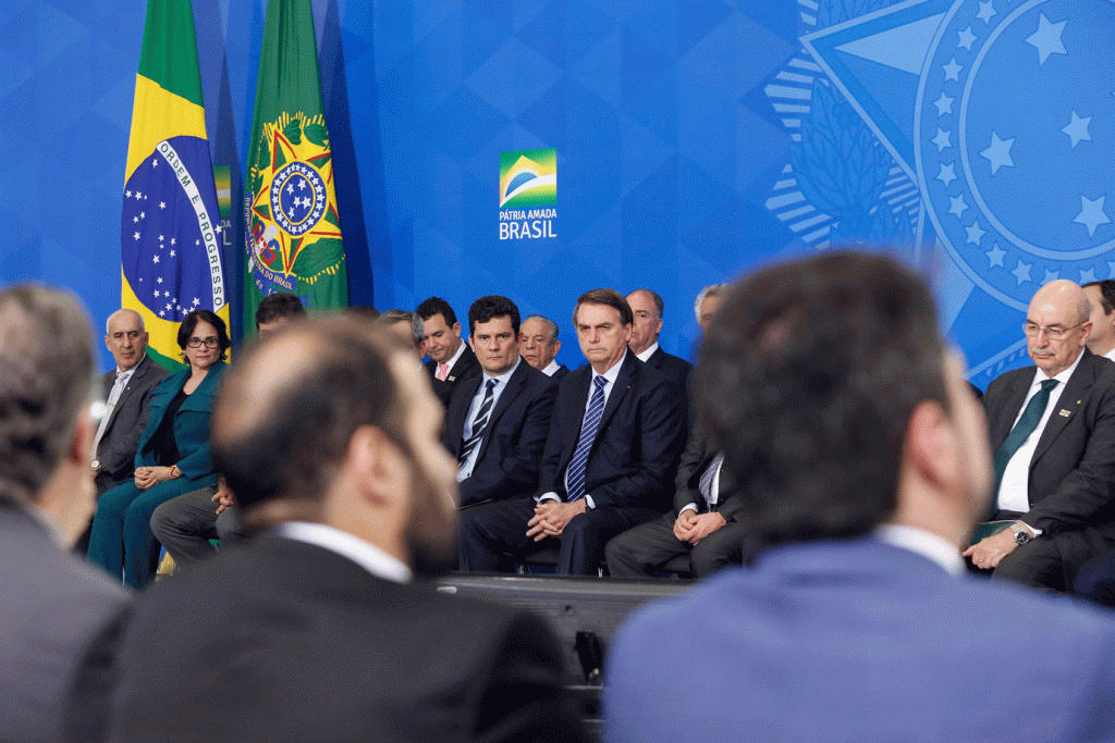 Após semanas de desgastes, Bolsonaro diz que Moro é "patrimônio nacional"