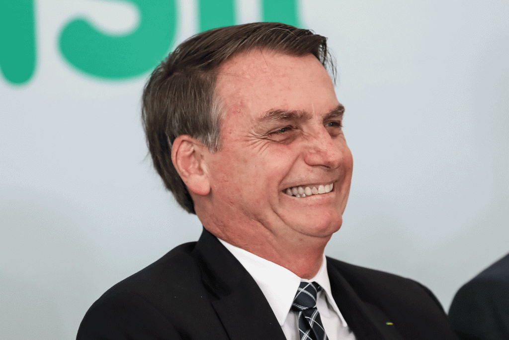 Bolsonaro defende política de imigração e diz que Trump é seu ídolo