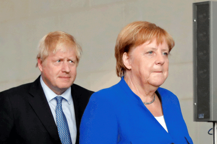 Boris Johnson-Angela Merkel: líderes internacionais se reuniram para buscar acordo sobre situação do Brexit (Fabrizio Bensch/Reuters)