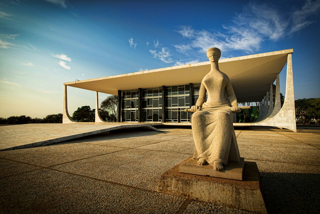 Chegou a hora de a Justiça brasileira recuar do seu protagonismo político?