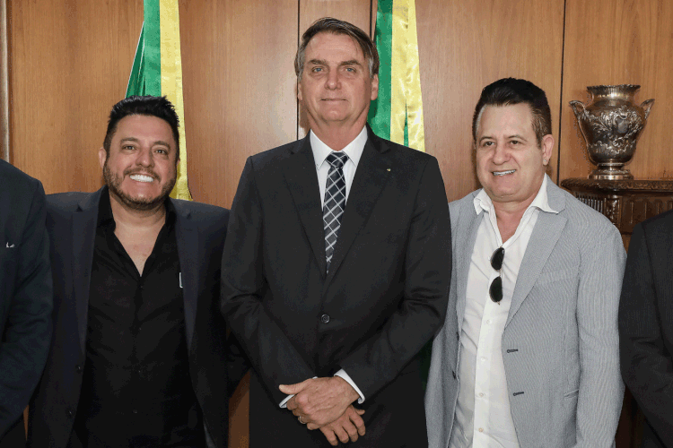 Jair Bolsonaro e Bruno e Marrone: dupla foi escolhida como embaixadores do turismo brasileiro (Marcos Corrêa/PR/Flickr)