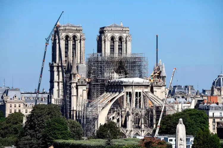 Notre Dame: Por ora, foram construídos dois terços do anel com vigas metálicas em torno do andaime (Agence France-Presse/AFP)