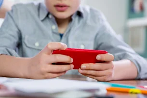Proibição do celular nas escolas do Rio melhora em notas e comportamento dos alunos, mostra estudo