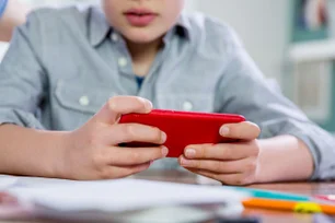 Imagem referente à matéria: Proibição do celular nas escolas do Rio melhora em notas e comportamento dos alunos, mostra estudo