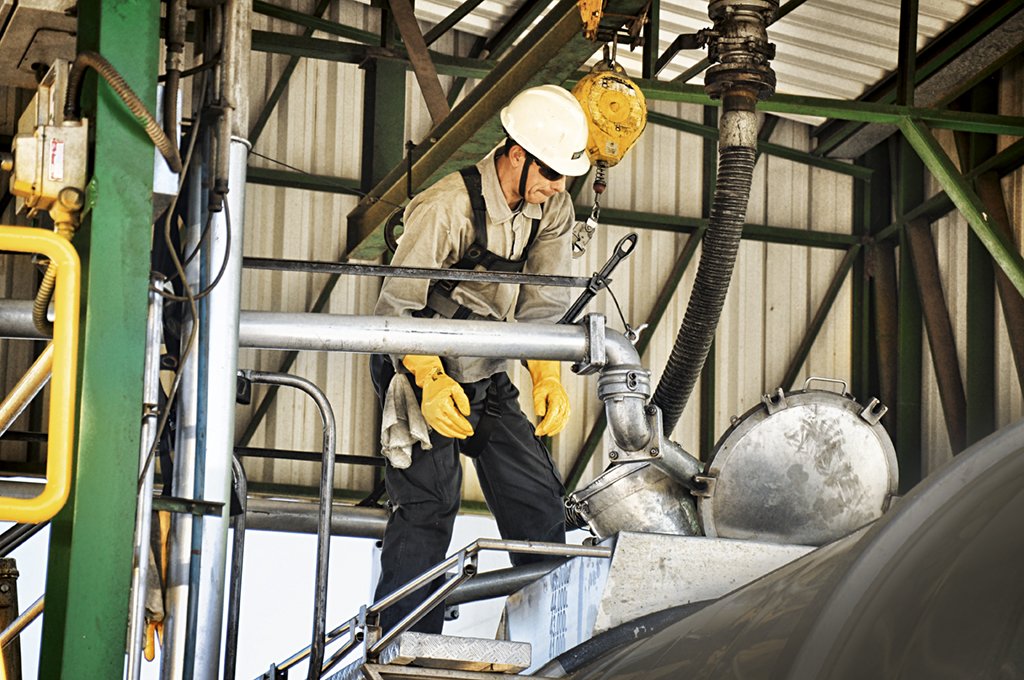 Trabalhador em usina da BSBios: a empresa responde por cerca de 10% da produção brasileira de biodiesel  (BSBios/Divulgação)
