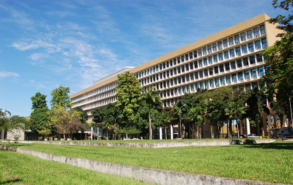 Covid-19 e gripe levam universidades a suspender aulas presenciais