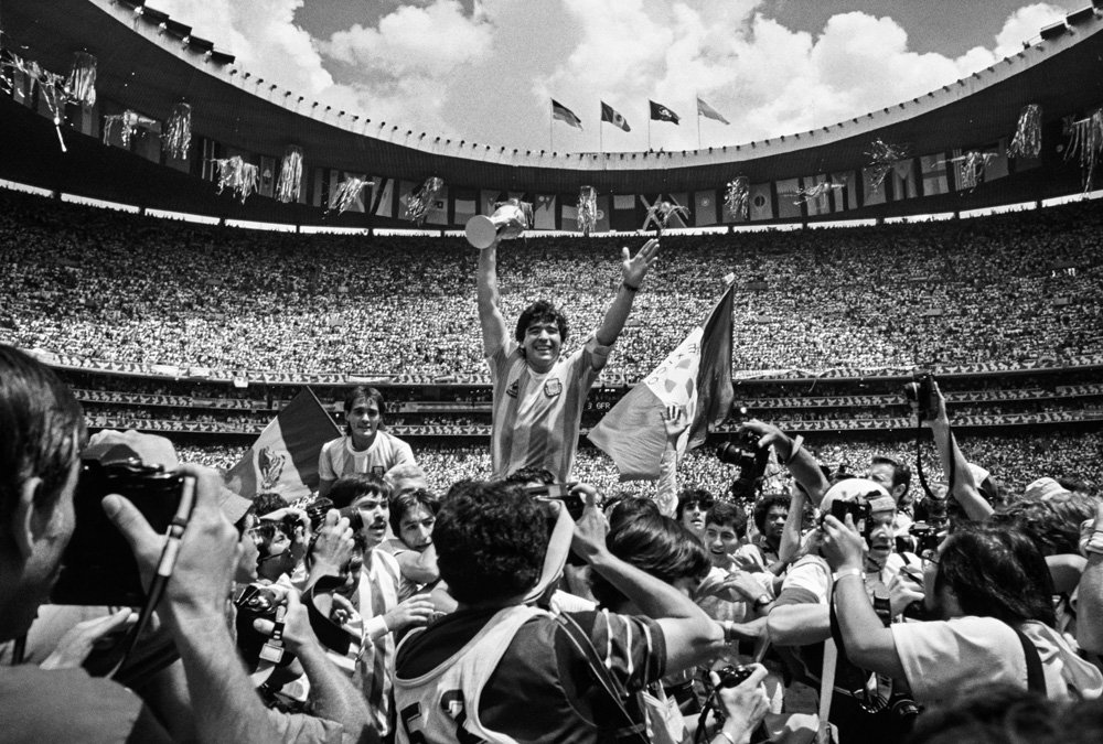 Maradona celebra a conquista da Copa do Mundo no México, em 1986: lições para banqueiros centrais (David Yarrow/Divulgação)