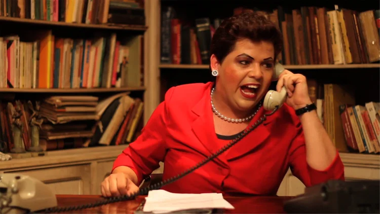 Humorista Gustavo Mendes, conhecido por imitar a ex-presidente Dilma Rousseff. (Redes Sociais/Reprodução)