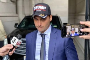 Imagem referente à matéria: Tarifaço veio após 'perseguição a Jair Bolsonaro', diz Eduardo em entrevista a jornal