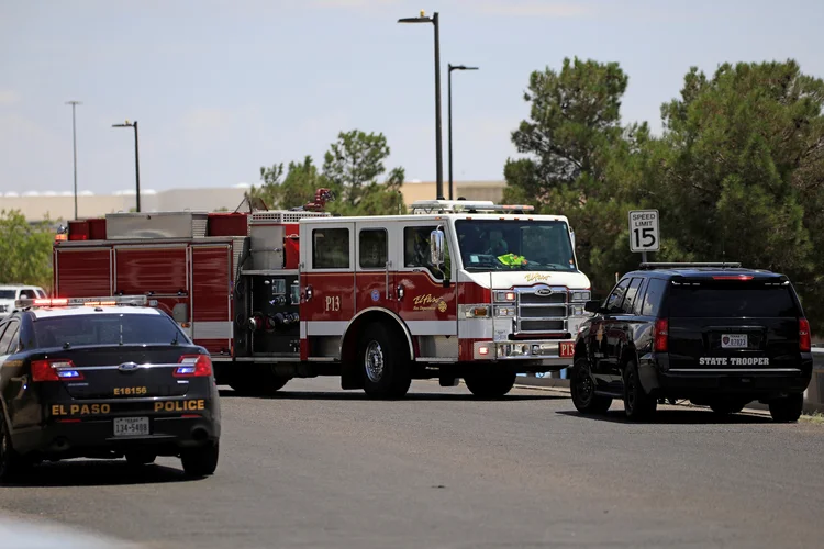 Polícia chega ao local do crime em El Paso, Texas (Jorge Salgado/Reuters)