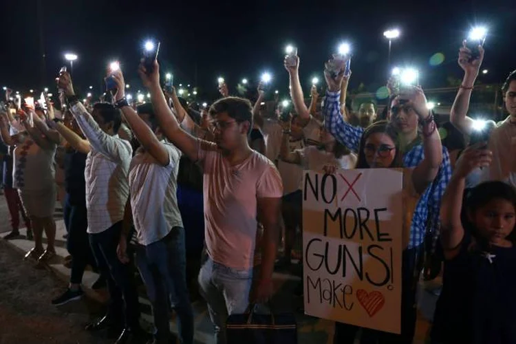 HOMENAGEM A MORTOS NO TEXAS: liberação de armas e imigração voltam ao centro dos debates nos EUA (Carlos Sanchez/Reuters)