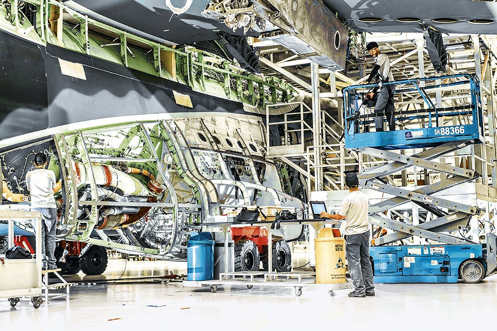 Produção do KC-390: o avião militar é um dos trunfos no novo ciclo da Embraer (Alexandre Battibugli/Exame)