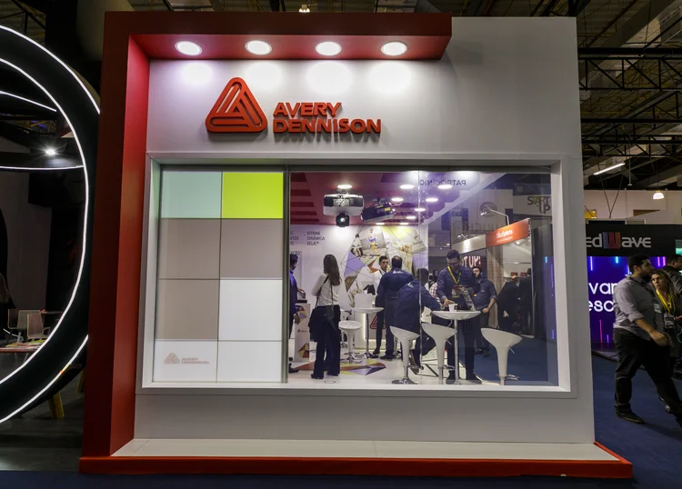 Stand da Avery Dennison na Latam Retail Show, um dos maiores eventos de varejo e consumo da América Latina: película sobre vitrines  transforma vidro comum em uma tela (Mariana Pekin/Abril Branded Content)
