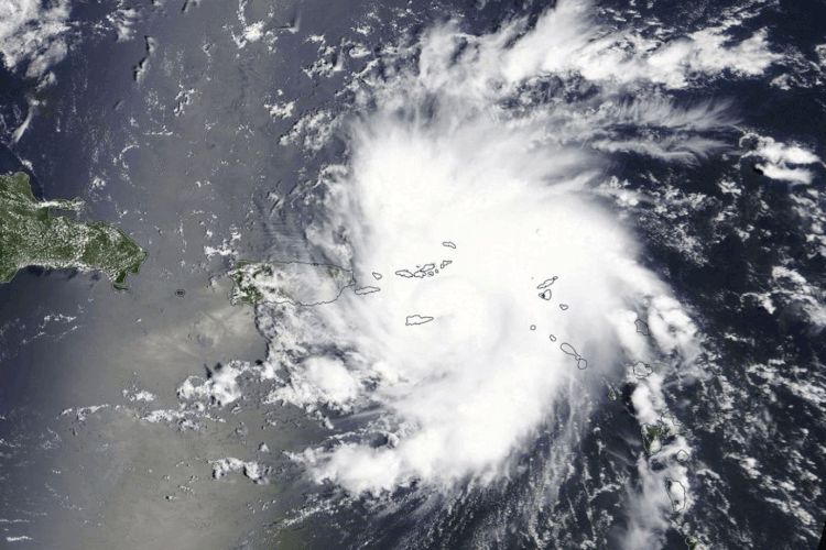 Furacão Dorian: velocidade do vento torna tempestade em categoria 4 (EOSDIS via/Reuters)