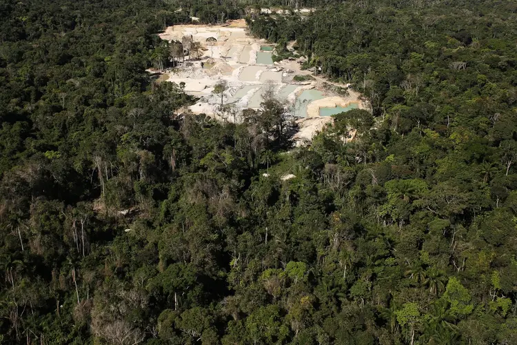 Garimpo ilegal em área desmatada perto de Castelo dos Sonhos, no Pará 22/06/2013 (Nacho Doce/Reuters)