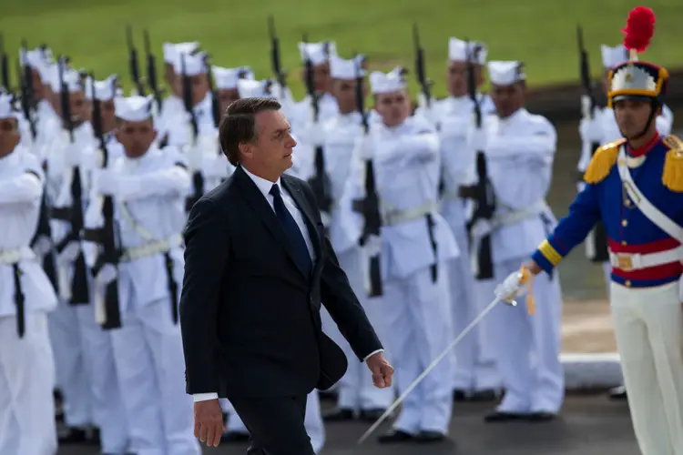 Jair Bolsonaro e militares; não haverá idade mínima de aposentadoria (Bruna Prado/Getty Images)