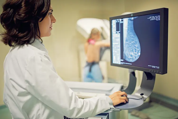 Mulher fazendo mamografia (praetorianphoto/Getty Images)