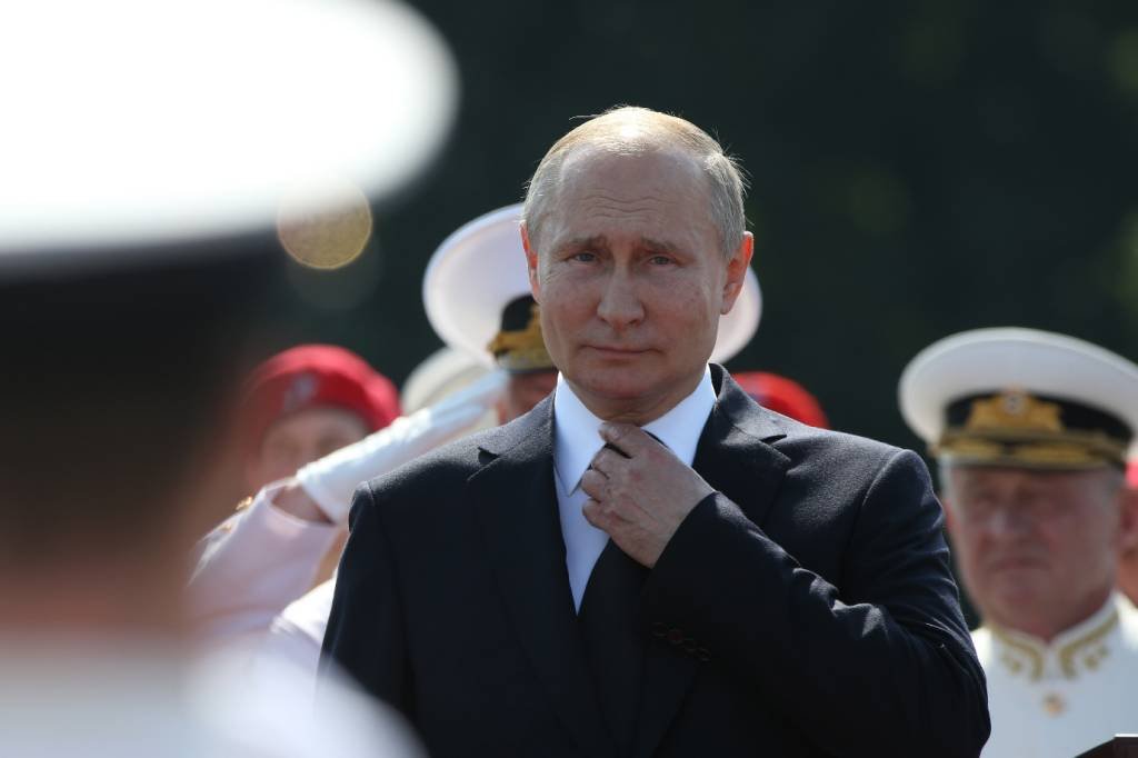 Após 20 anos no poder, Putin busca os meios para não partir