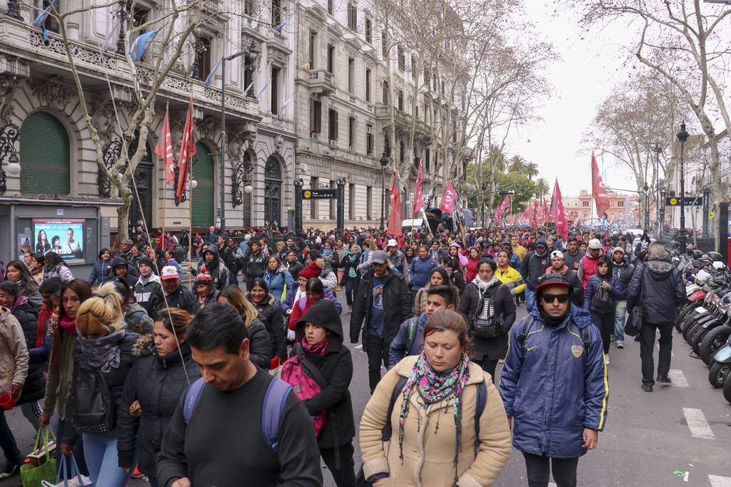 Milhares de argentinos protestam contra a instabilidade econômica