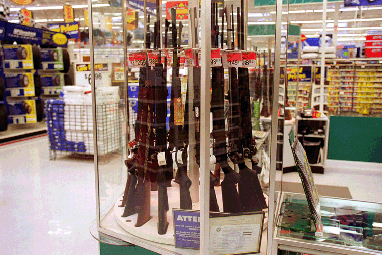 Armas no Walmart: gigante do varejo alega que tem como público-alvo os atiradores e caçadores esportivos (Getty Images / Staff/Getty Images)