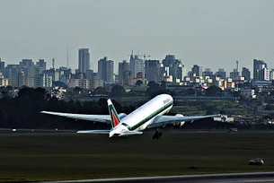 Aeroporto de Guarulhos: queda de energia afeta terminal 3, relatam passageiros