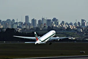 Imagem referente à matéria: Aeroporto de Guarulhos: queda de energia afeta terminal 3, relatam passageiros