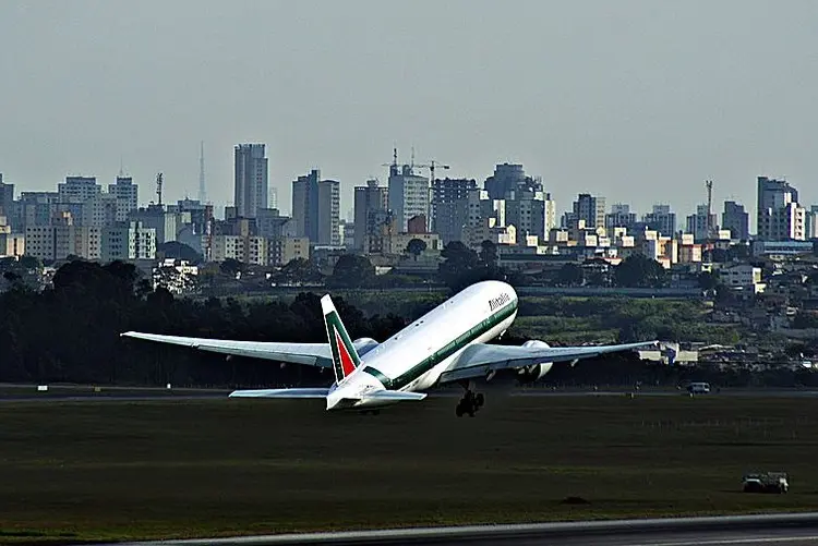 Aeroporto de Guarulhos: despesas de brasileiros no exterior somaram US$ 1,438 bilhão em janeiro (Abner Teixeira/Exame)