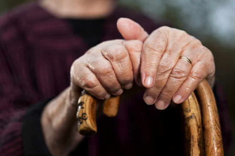 Idosa: Mulheres poderão se aposentar com no mínimo 62 anos e homens, 65 anos (fotostorm/Getty Images)