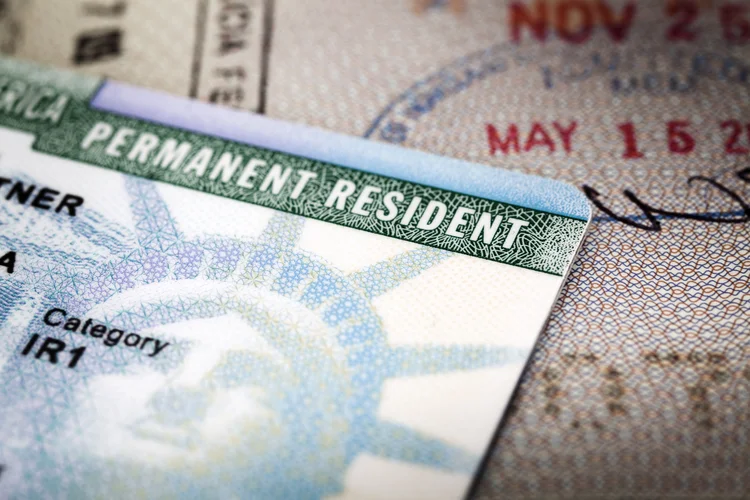 O programa EB-5 é uma das formas mais diretas de obter um green card investindo no exterior (Epoxydude/Getty Images)