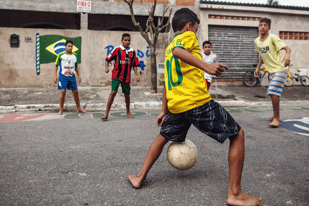 Jogando bola com os amigos na rua 