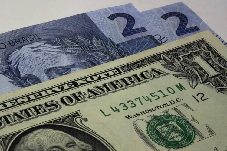 Dólar e Real: na véspera, o dólar interbancário fechou em alta de 1,30%, a 4,185 reais na venda (Nelson_A_Ishikawa/Getty Images)