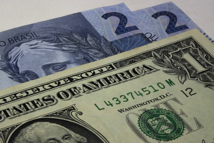 Dólar: moeda norte-americana sofreu forte desvalorização nesta segunda-feira (Nelson_A_Ishikawa/Getty Images)