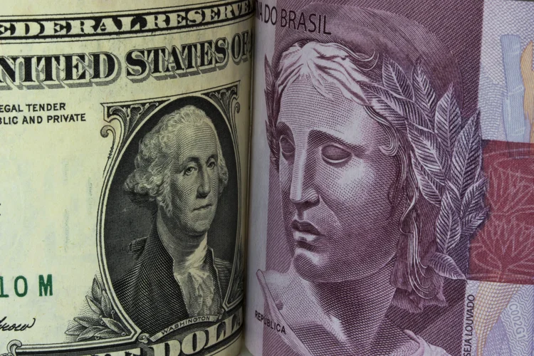 Câmbio: dólar operava em queda contra o real nesta quinta-feira (Nelson_A_Ishikawa/Getty Images)