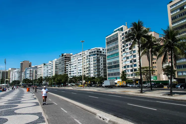 Avenida Atlântica e a ciclovia na praia de Copacabana cartão postal de centenas de milhares de turistas todos os anos na cidade maravilhosa. (JosT Eduardo de Araujo Nucci / Contributor/Getty Images)